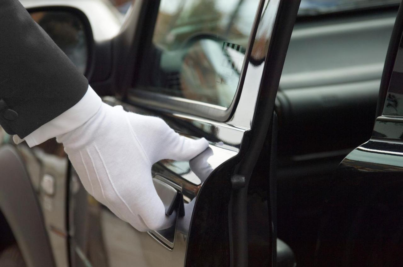 Makati Diamond Residences Makati City Exterior photo A chauffeur opening a car door