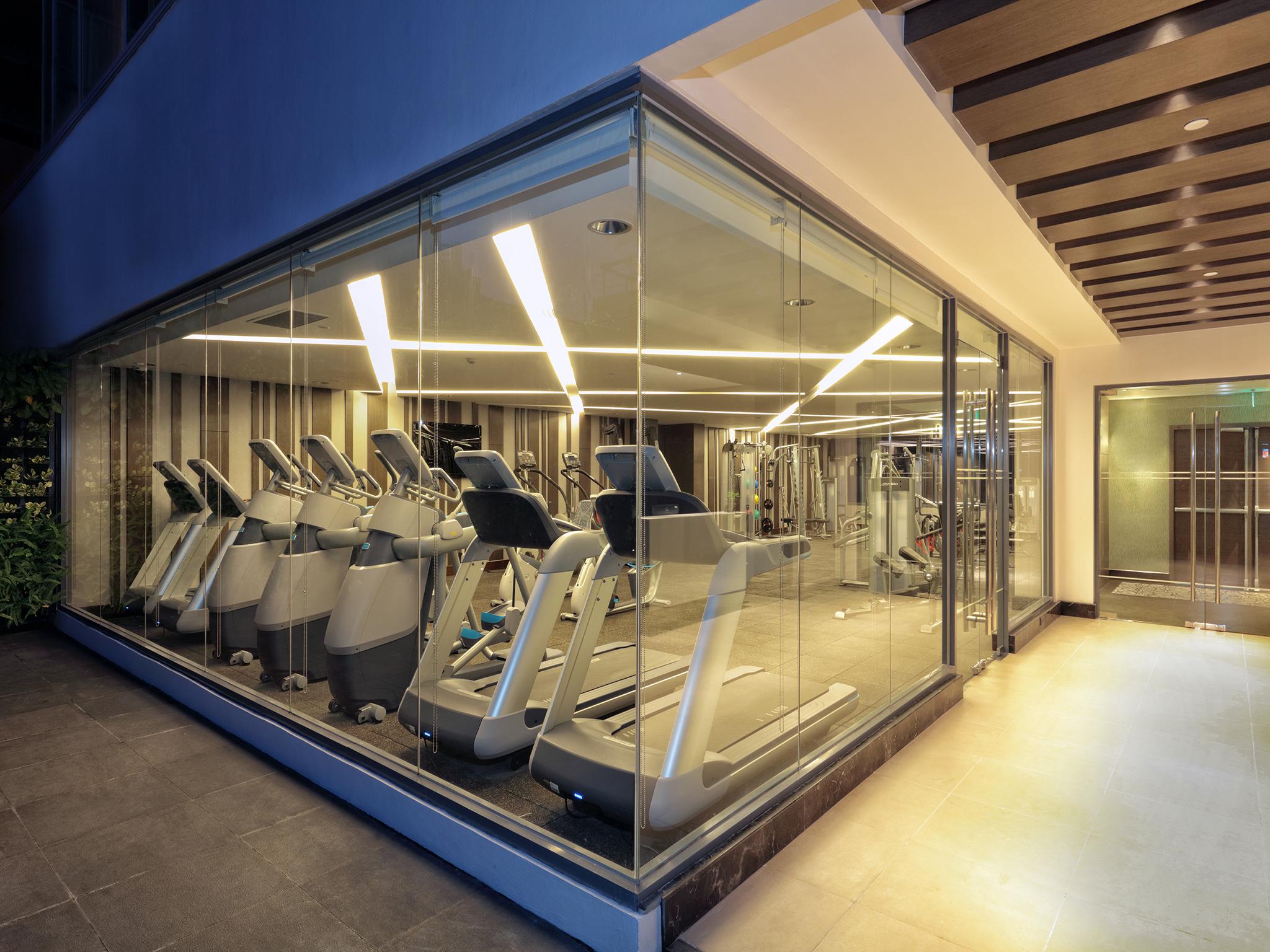 Makati Diamond Residences Makati City Exterior photo The gym at the 1018 building