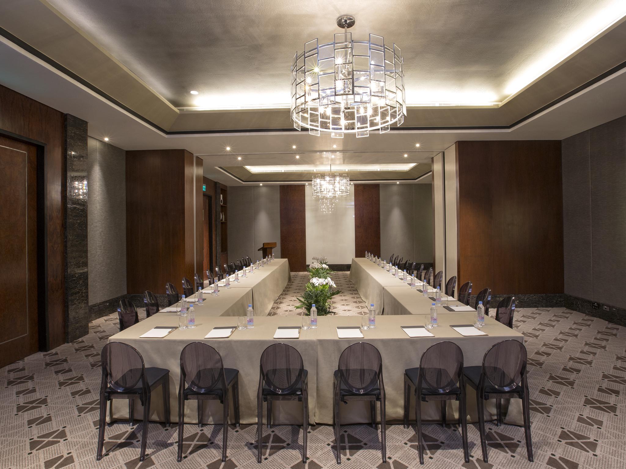Makati Diamond Residences Makati City Exterior photo Meeting room