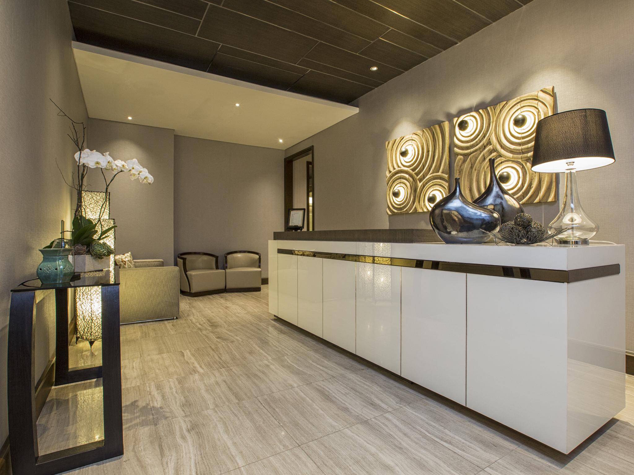 Makati Diamond Residences Makati City Exterior photo The lobby of the Four Seasons Hotel