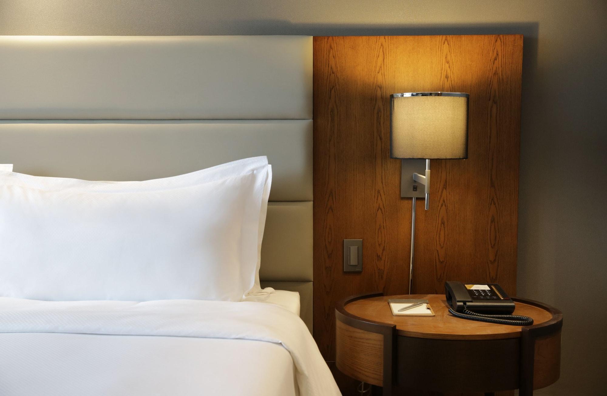 Makati Diamond Residences Makati City Exterior photo A bedside table